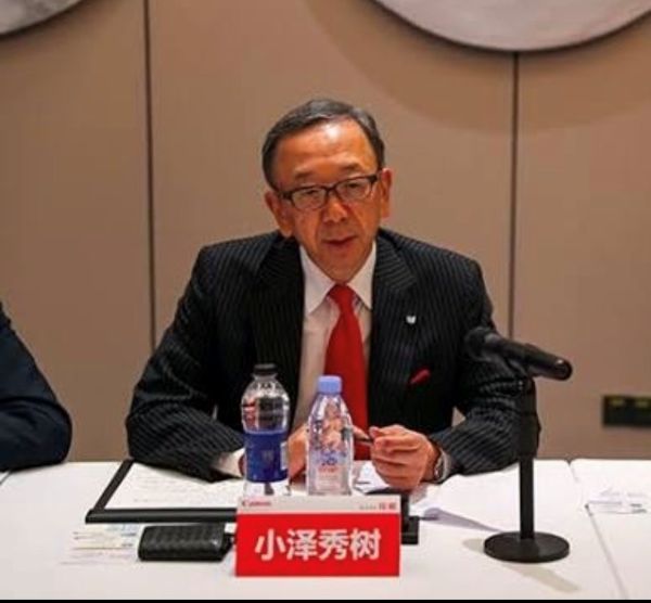 2025 年珠海金湾机场一幕：小泽秀树离别时众人不舍场面